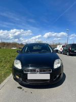 Fiat Bravo noire, année 2008, en bon état général.