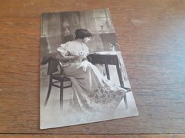 KITSCH - JUNGE FRAU mit MARGRITE