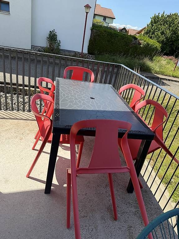 Set de table et chaises: Table et 6 chaises de jardin – D'occasion à St-Gingolph par chr_5gtw