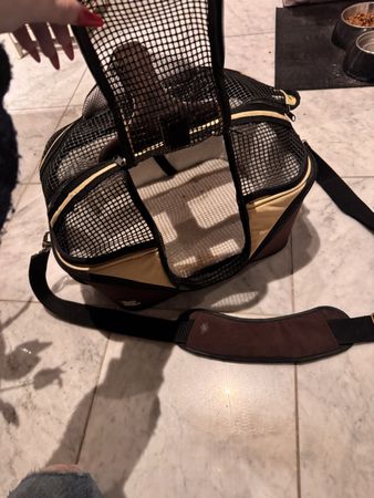 Gut erhaltene, robuste Transporttasche für kleine Hunde.