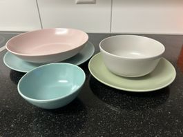 Geschirr-Set, Pastellfarben, Teller und Schalen