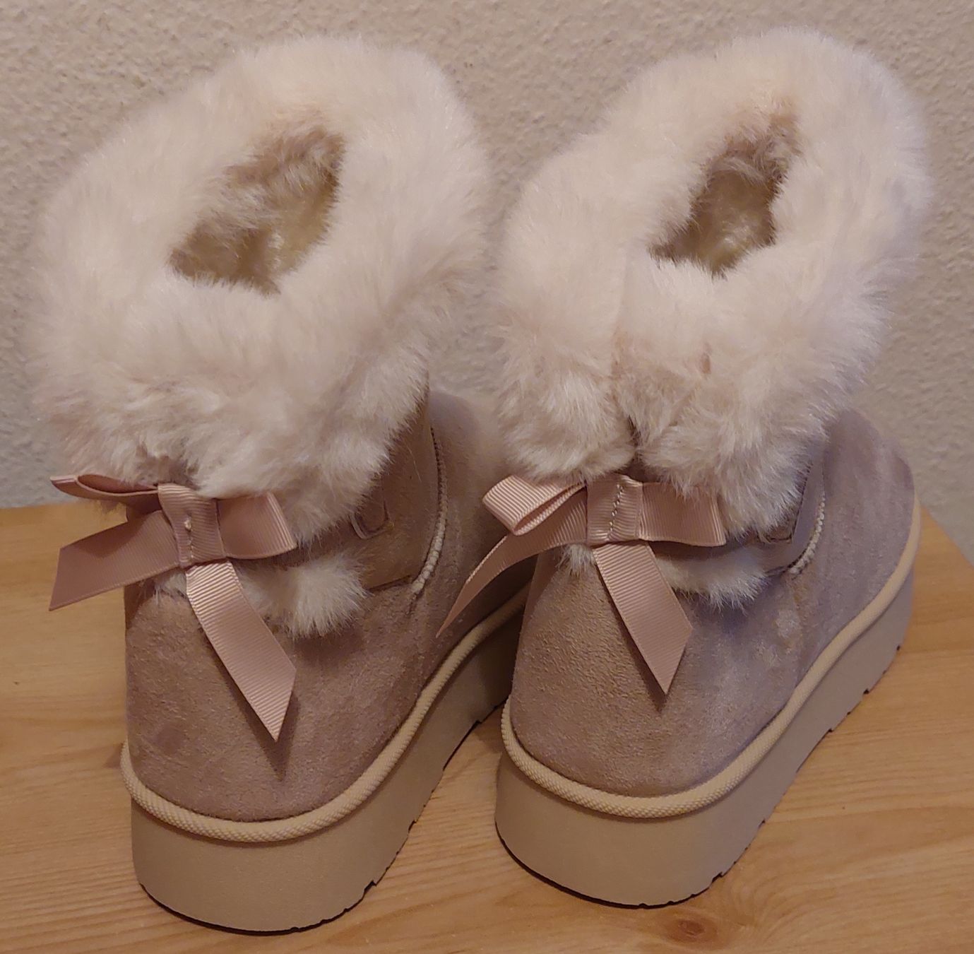 Scarpe da donna: Neue Stiefel beige, Gr. 37.5 – Nuovo (secondo la descrizione) da Oberwil BL venduto da Hunajakakku 5