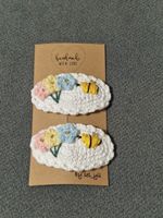Gehäkelte Haarspange mit Biene und Blumen, Neu!