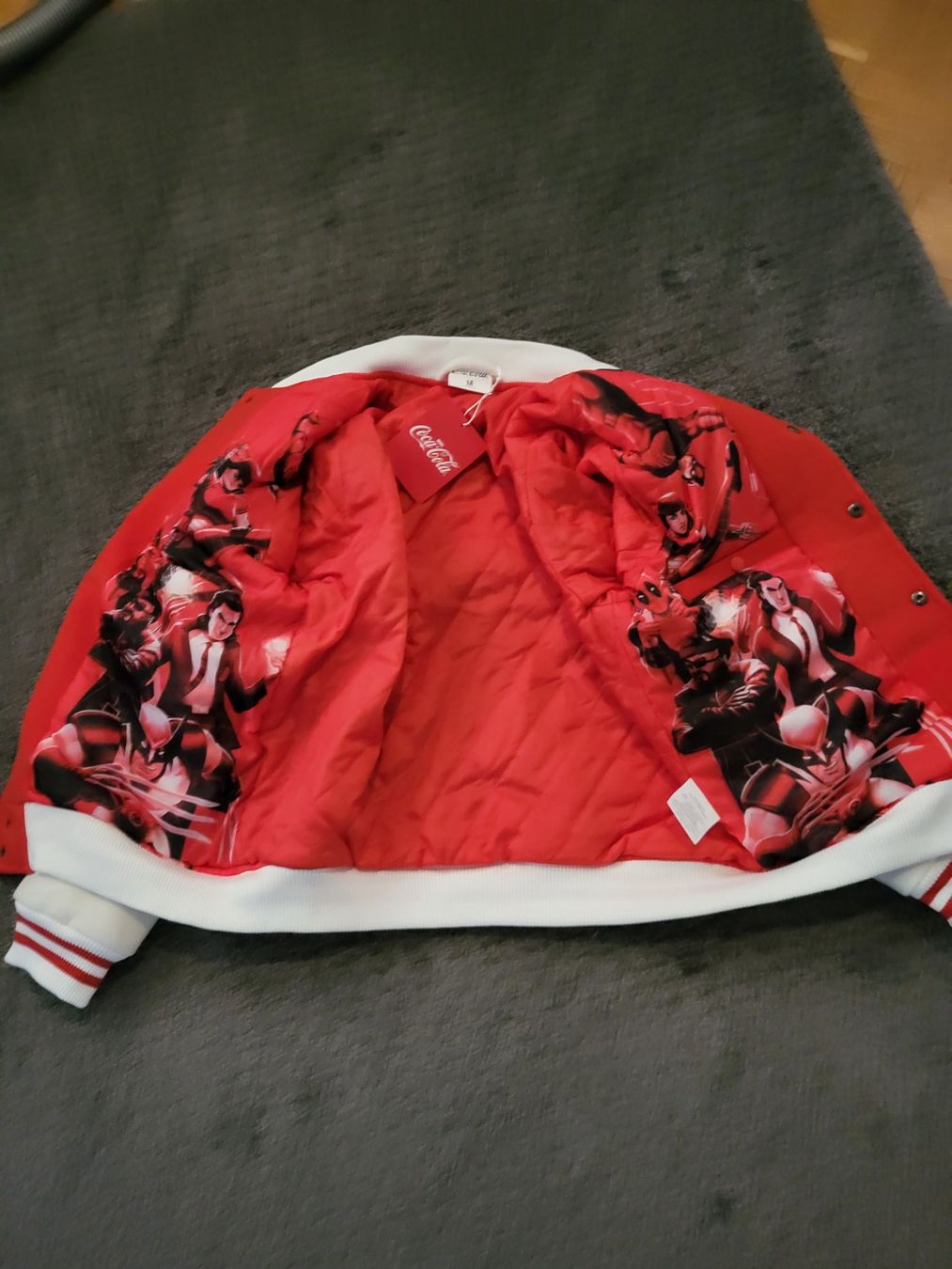 Giacche: Coca Cola Marvel Jacke Grösse M Neu – Nuovo (secondo la descrizione) da Goldach venduto da Fuchour 1