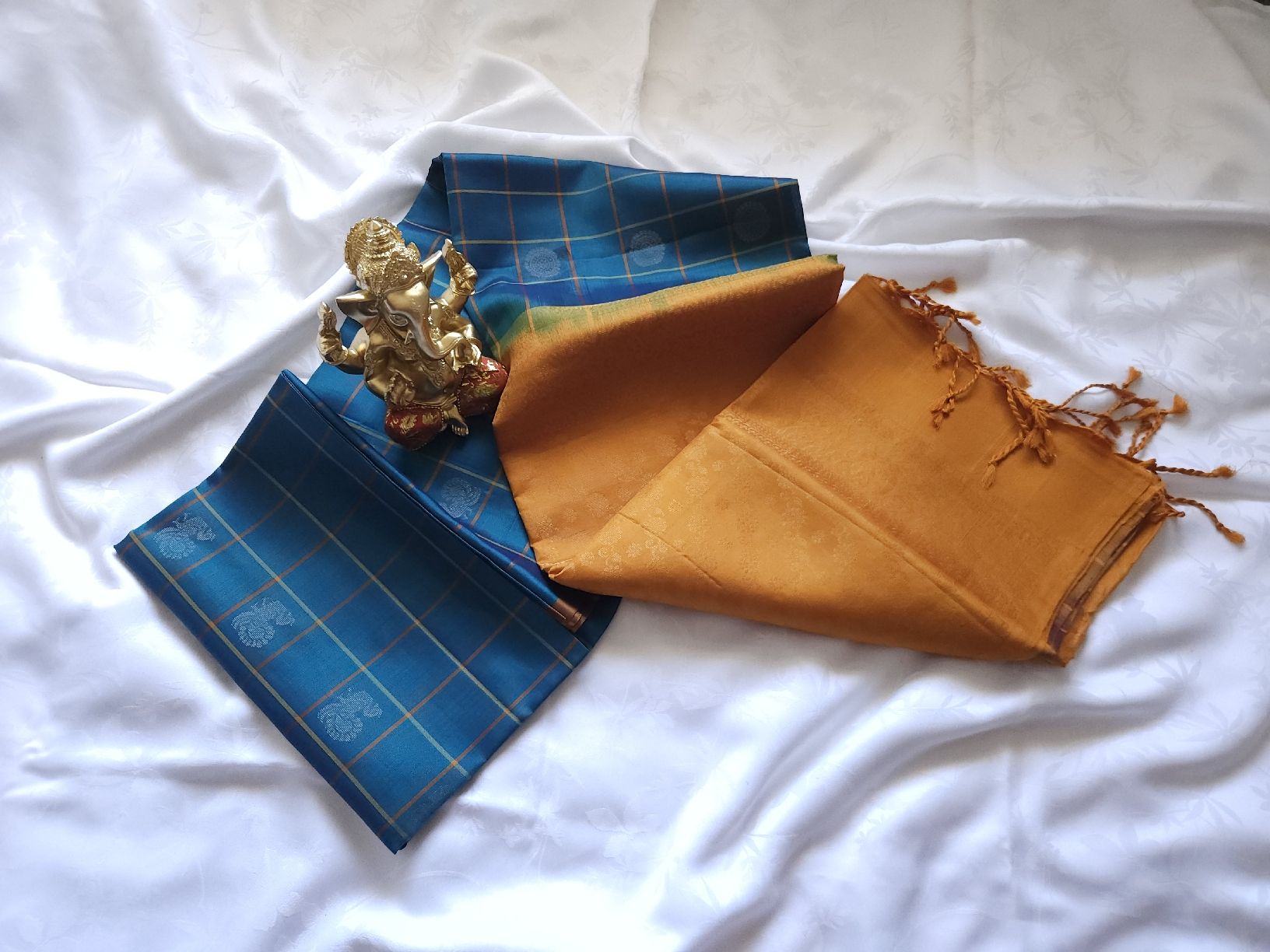 Robes: Pure soft silk saree blue and orange NEW – Neuf avec emballage d'origine à Les Acacias par minnie6