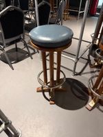 15 Barhocker aus Holz mit Polstersitz – Gastroqualität