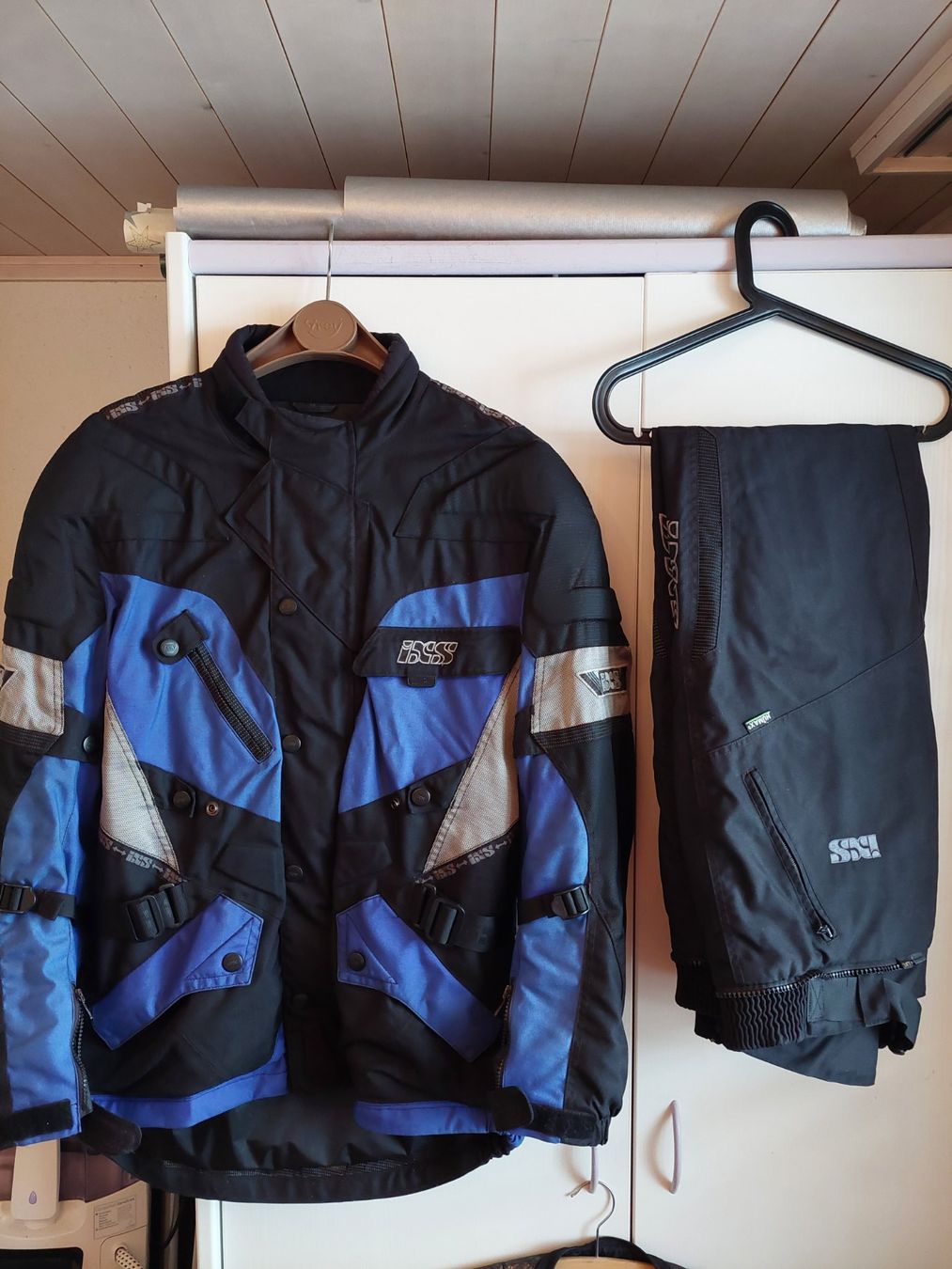 IXS Lotti di vestiti: IXS Motorrad Komplett Ausrüstung – Usato da Saanen venduto da Luise89