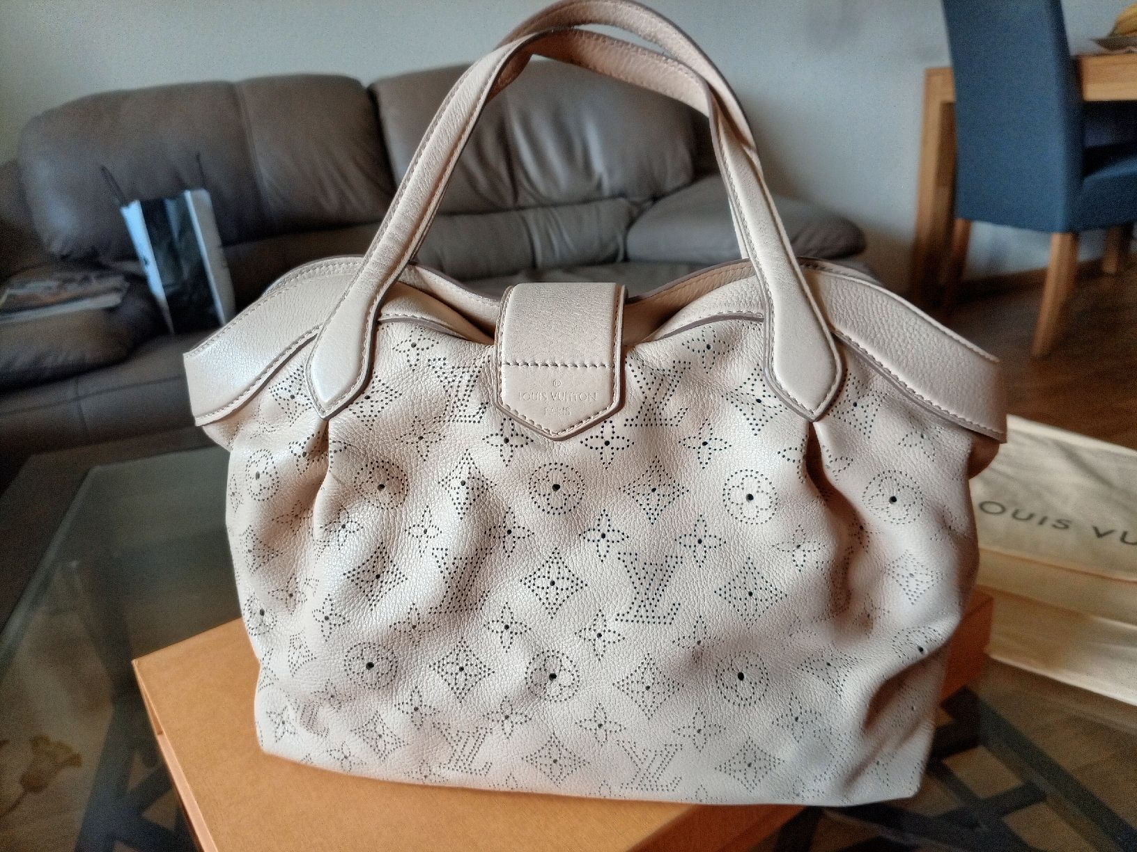 Louis Vuitton Taschen für Damen: Louis Vuitton . Mahina – Gebraucht aus Disentis-Muster von Bix03 1