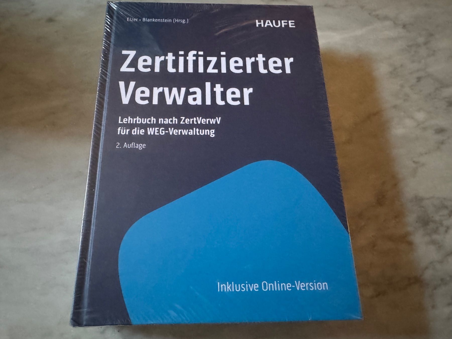 Bücher: ZERTIFIZIERTER VERWALTER BUCH – Neu und originalverpackt aus hägendorf von twilightprincess