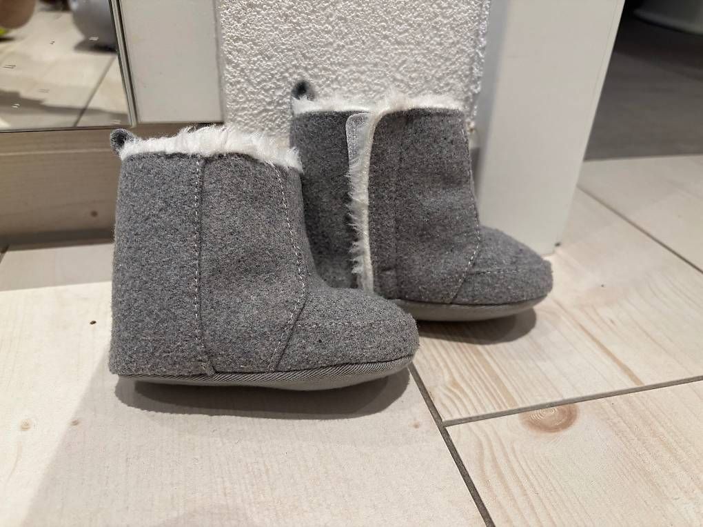 Scarpe per ragazzi: Chaussures bébé d?hiver – Usato da Chapelle-s-Moudon venduto da vanesso