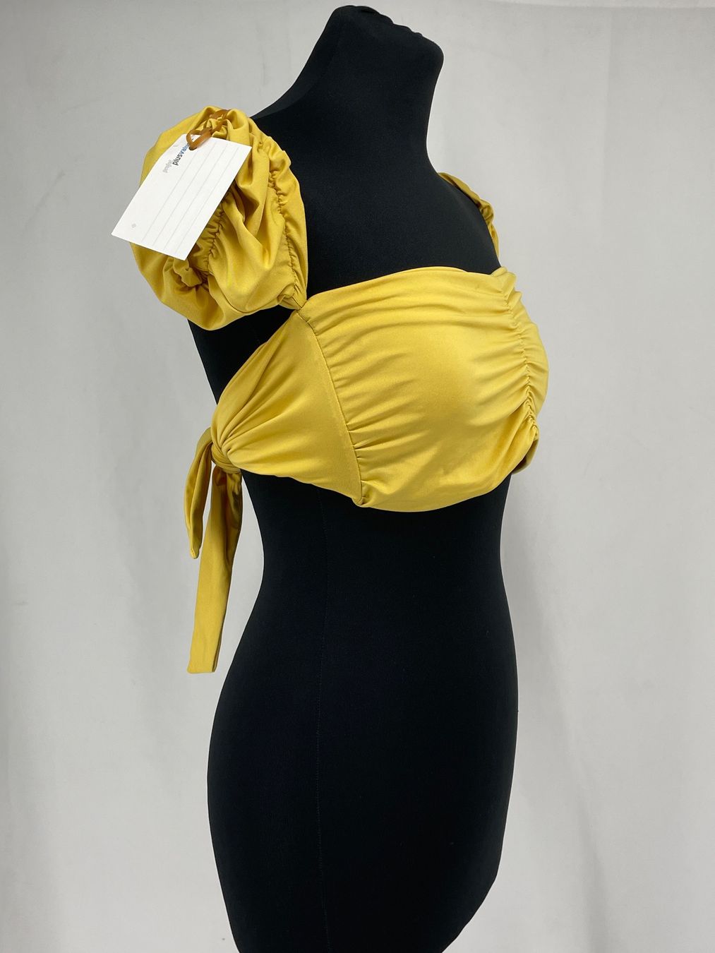 Top: Haut jaune – Usato da Lausanne venduto da PlusValue_Lausanne