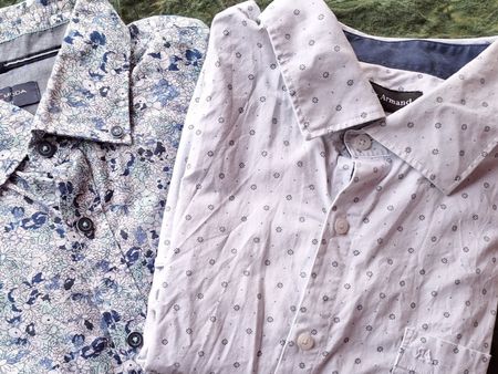 2 HÜBSCHE HERRENHEMDEN  GR 45 ( XXL)