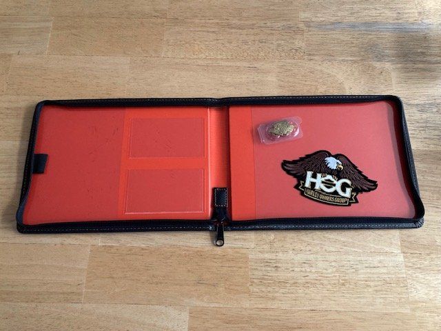 Altro in  Abbigliamento & Accessori: Harley Davidson Leder-Aktenmäppchen mit Pin und Hog-Patch – Nuovo (secondo la descrizione) da Affoltern am Albis venduto da rollotomasi 2