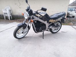 Moto Suzuki GS500E - Parfaite pour la route et les baladesl