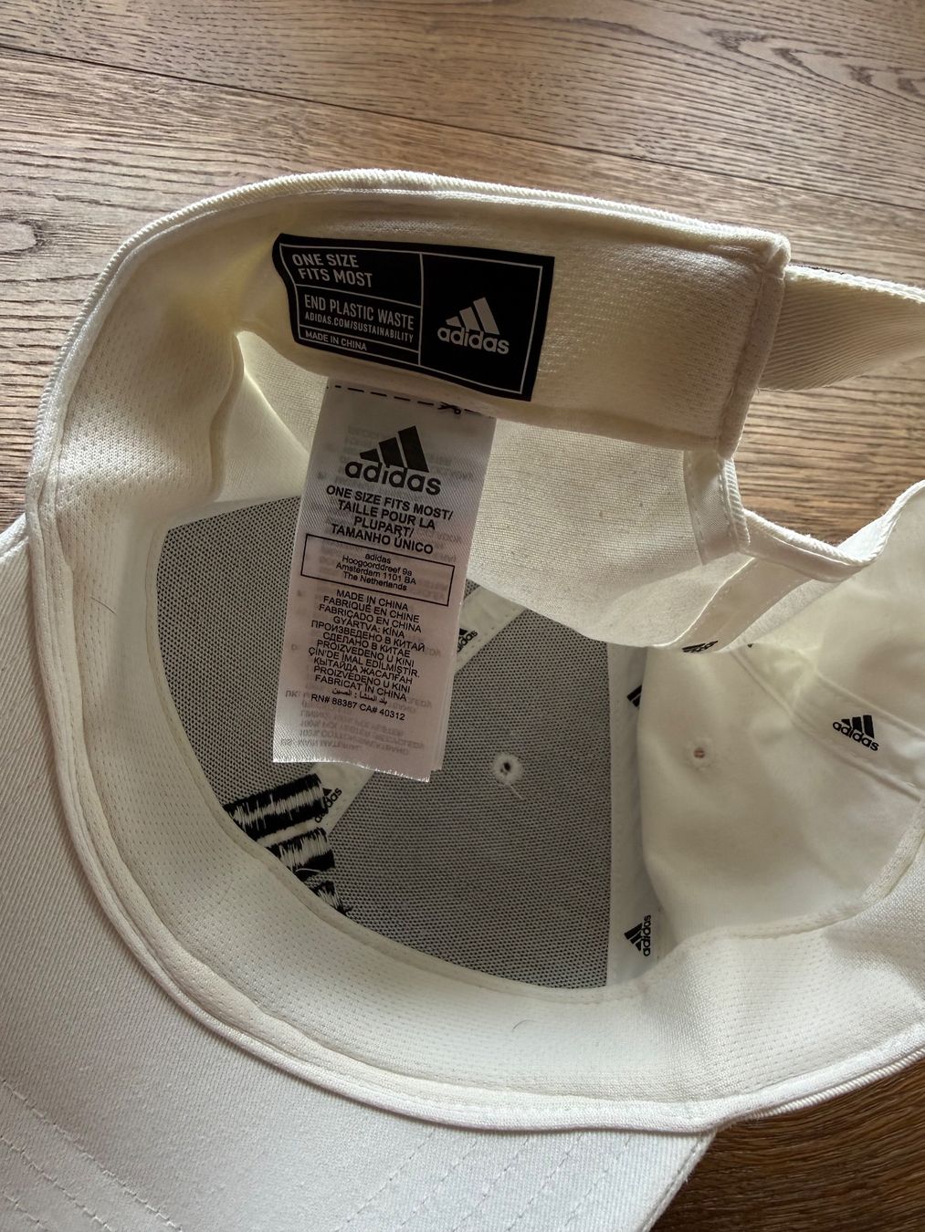 Altro in  Abbigliamento & Accessori: Weisse Adidas Cap – Nuovo (secondo la descrizione) da Zufikon venduto da nic_wsy7 2