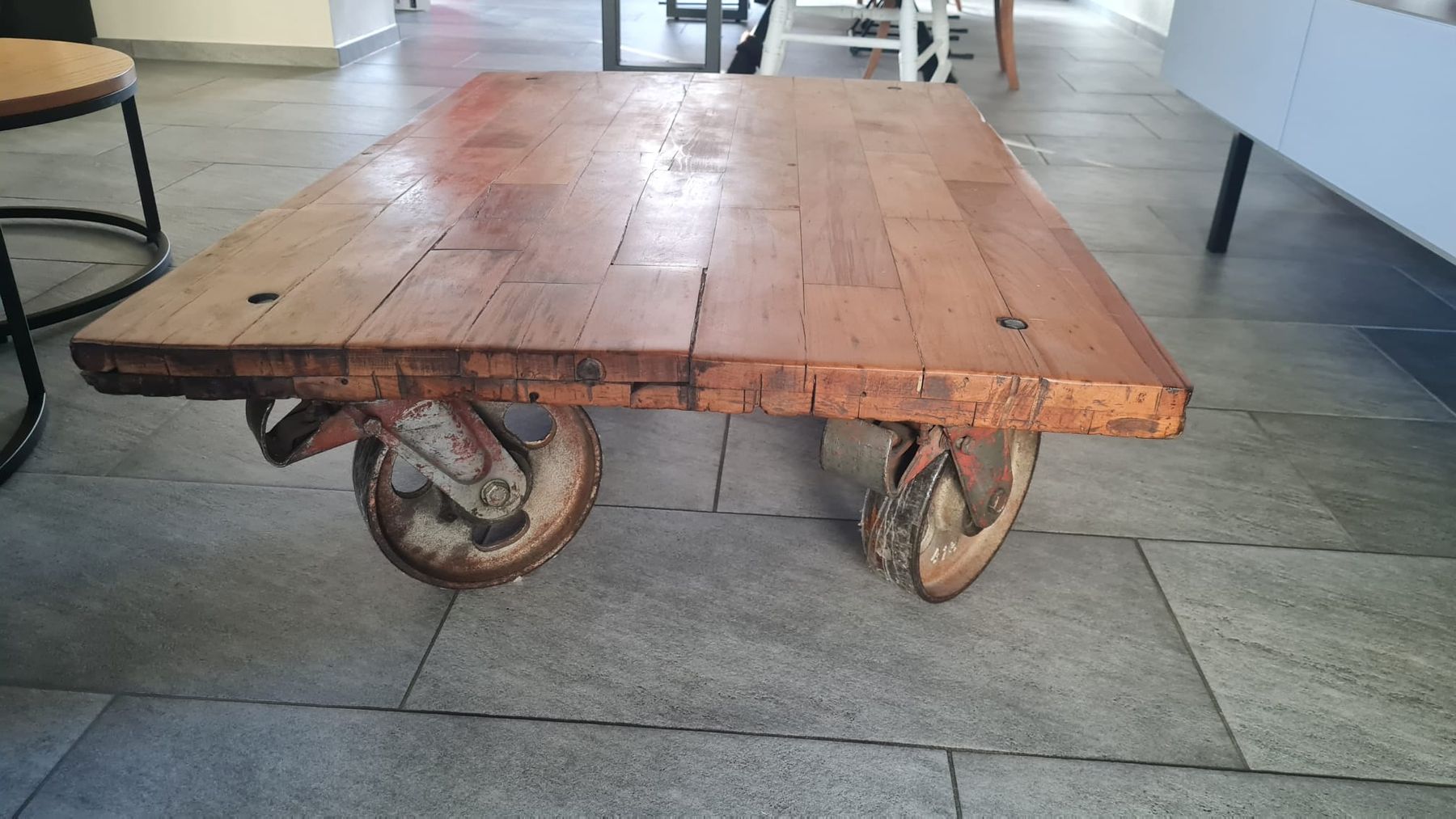 Tavoli: Rustikaler Couchtisch auf Rollen Industrial Design – Usato da Winterthur venduto da sandi99 3