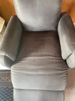 Bequemer Relaxsessel grau in gebrauchtem Zustand