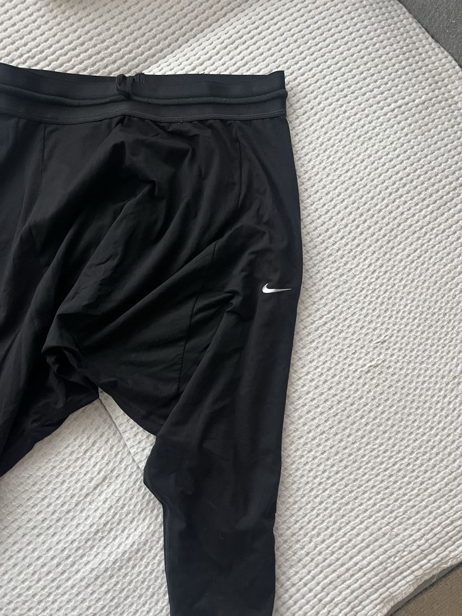 Nike Pantaloni: NIKE HAAREMHOSE SCHWARZ GR S – Usato da Basel venduto da theo-g77 1