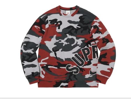 Nike x Supreme Pullover Tarnfarbe