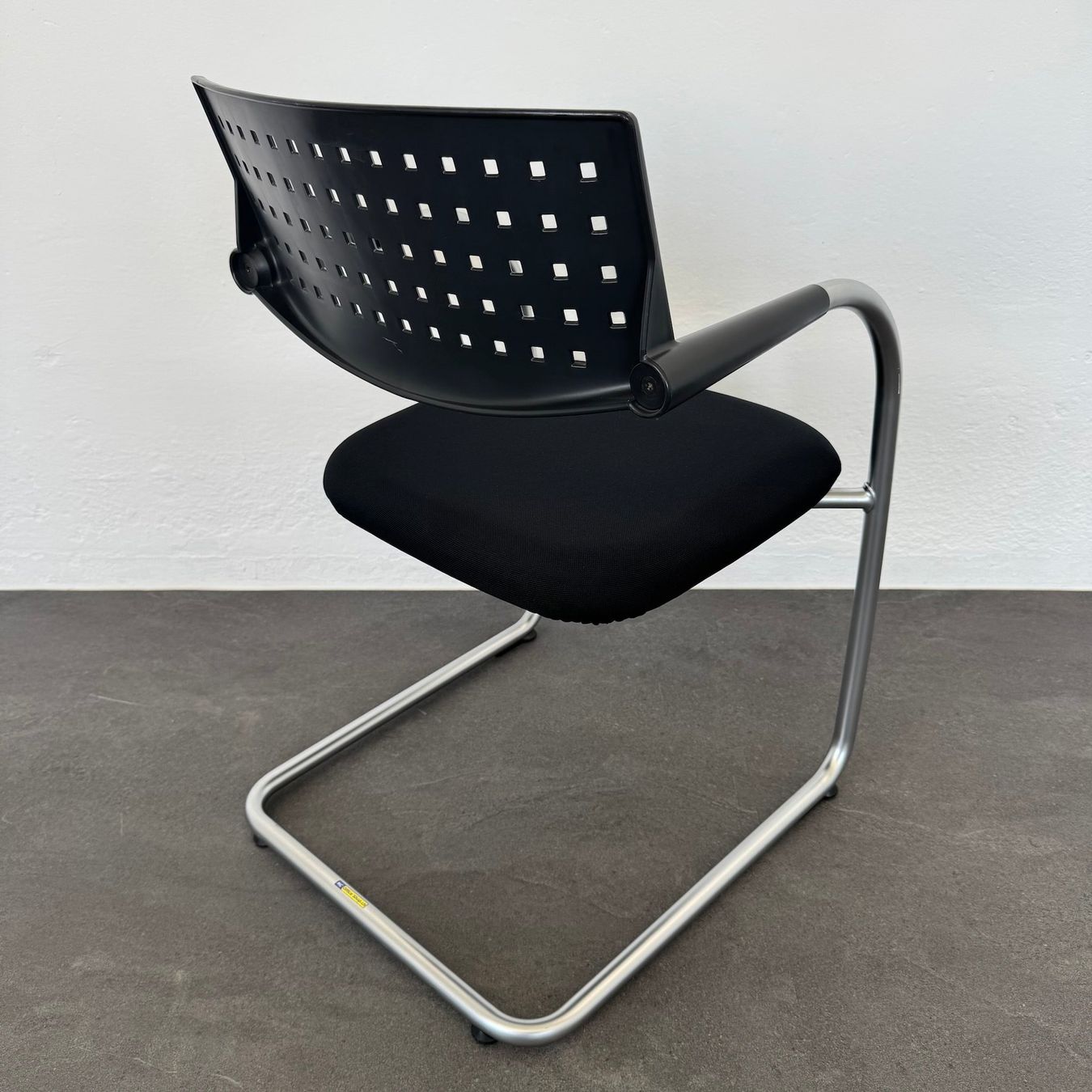 Vitra Sedie: Vitra Visavis Freischwinger - Schwarz-Silbergrau – Usato da Schönenwerd venduto da mcofficeshop 3