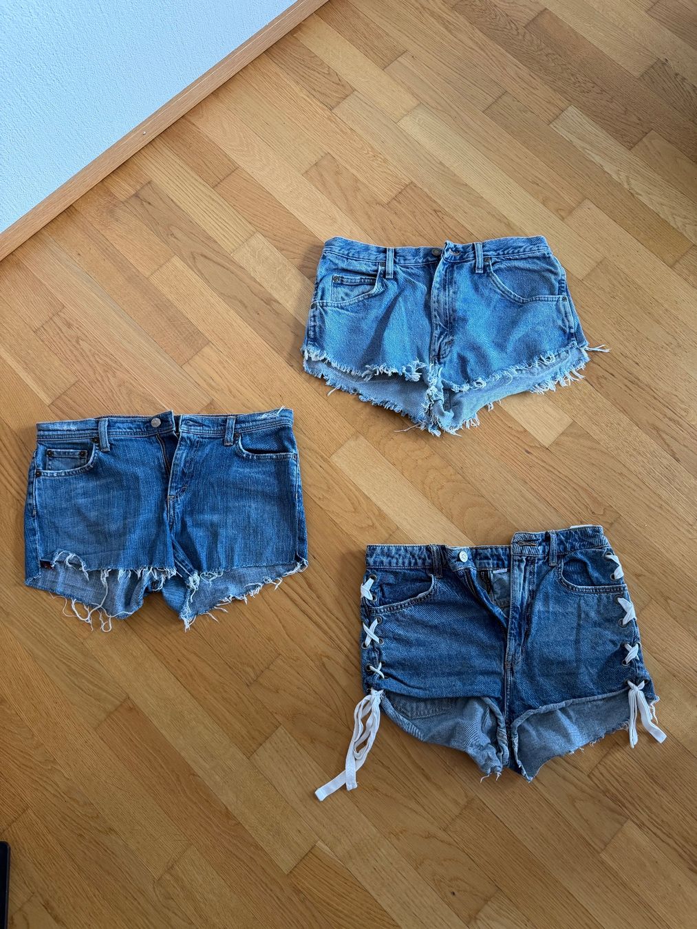 Wrangler Jeans: 3 Paar Jeansshorts – Usato da Chur venduto da Caroline__