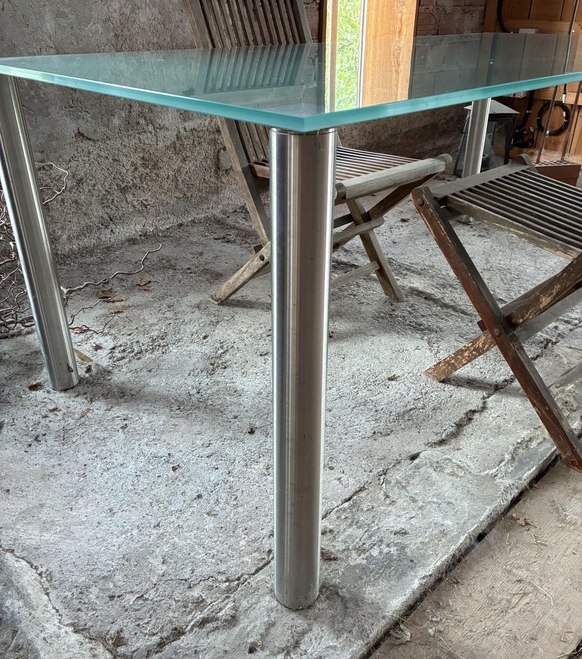 Tables: Tisch Glas satiniert  - Beine Alu rund – D'occasion à Oberkulm par Weberlisa 2