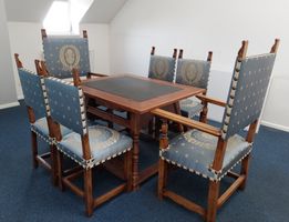 Antiker Tisch mit Stühlen