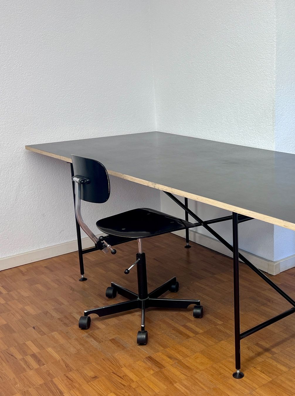 Richard Lampert Scrivanie: Tischgestell Eiermann mit Sperrholzplatte – Usato da Zürich venduto da wme_n5yf