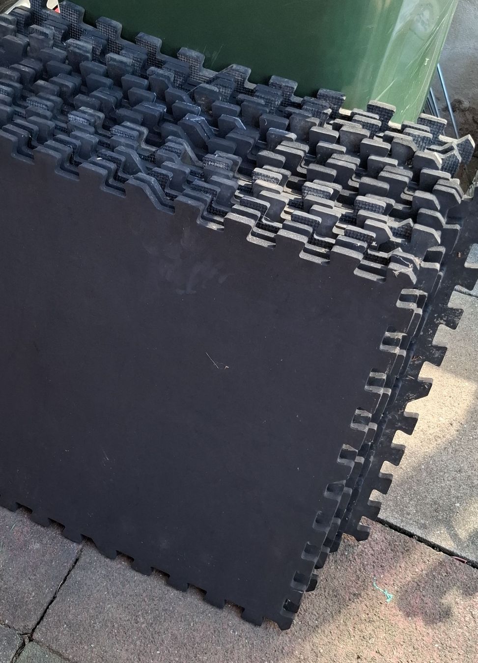 Tappetini fitness: Schutzmatten Puzzlematten 17 Stk gebraucht, leicht schmutzig – Usato da Hunzenschwil venduto da Hondaswiss