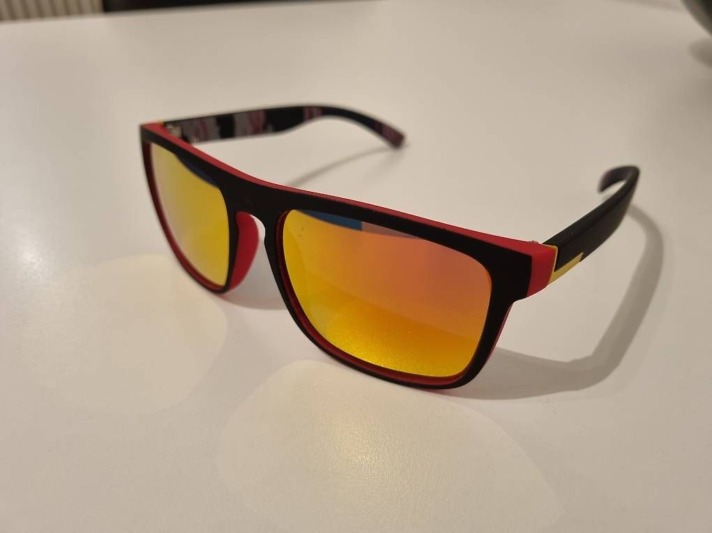 Occhiali & Lenti: Lunettes de soleil rouges – Usato da Gland venduto da Khazmur1