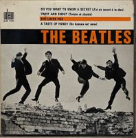 THE BEATLES - SHE LOVES YOU