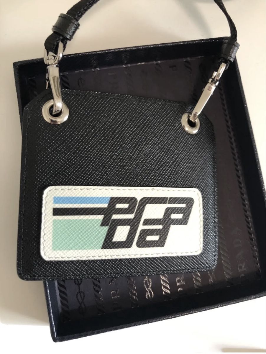 Prada Altro in  Abbigliamento & Accessori: Prada Kartenetui Neck Wallet Saffiano Leder Schwarz – Nuovo (secondo la descrizione) da Zürich venduto da Recode.Fashion 2