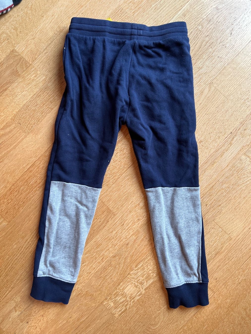 Benetton Pantaloni: Trainerhose Benetton Gr. 130 / M – Usato da Wallisellen venduto da SPKWichtel 1