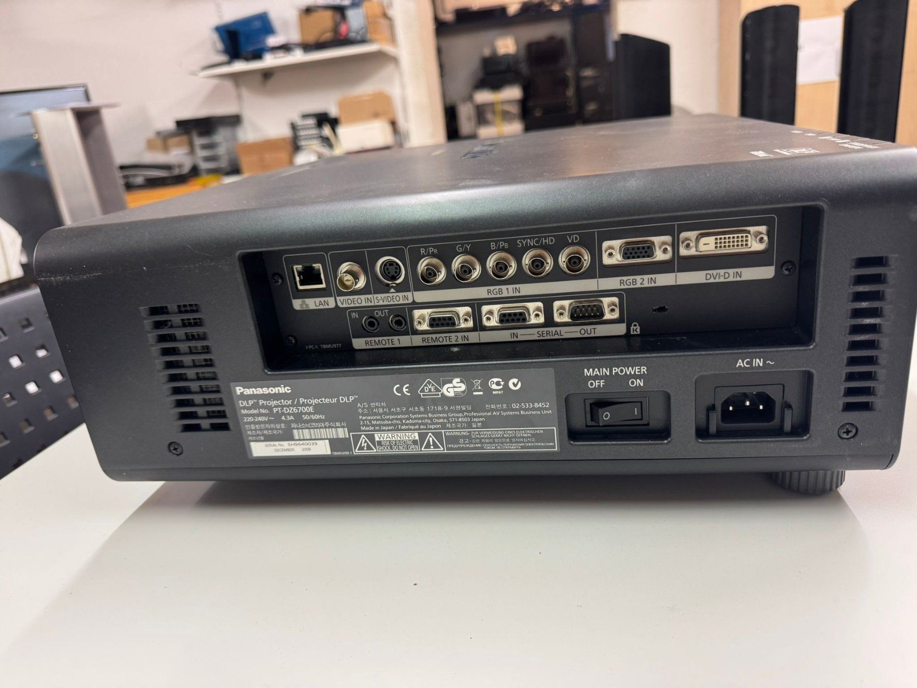 Panasonic Proiettori: Panasonic PT-DZ6700 Beamer – Usato da Oberengstringen venduto da Limmat8102 3