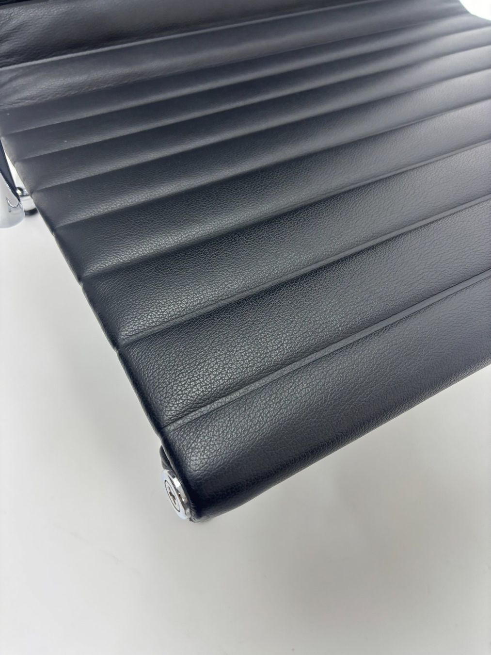 Vitra Poltrone: Eames Vitra EA 124, EA 125  Lounge - Nero Leder / Cuir – Usato da La Sarraz venduto da swq_1hv 7