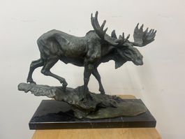 Bronzeskulptur Elch auf Marmorsockel B. l. Zhuy signiert