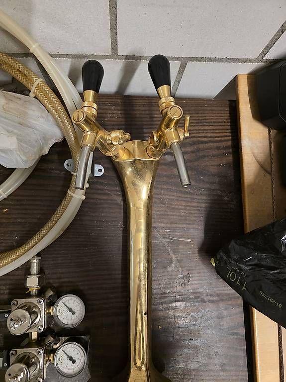 Allestimento di negozi e stand fieristici: Schanksäule mit zwei Zapfhähnen – Usato da Langnau am Albis venduto da Sadisanto 1