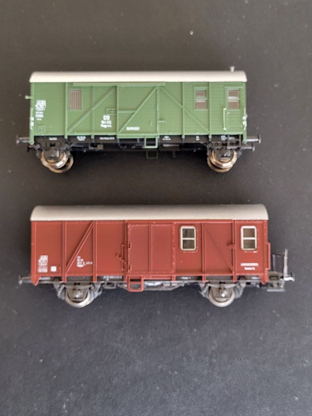 Roco Modellini di ferrovie: H0 ROCO DB 2 Stk. Güterzugbegleitwagen – Usato da Oberburg venduto da sensetal 3
