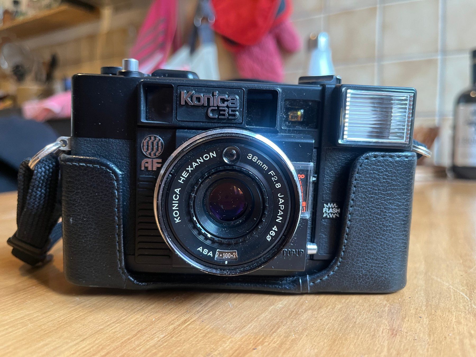 Konica Fotocamera: Konica C35 AF vintage avec flas et étui – Usato da La Chaux-de-Fonds venduto da Simone1180 2
