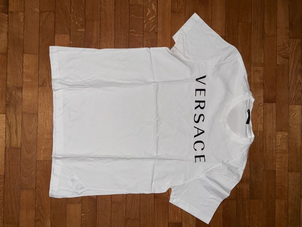 Versace T-shirt: T-shirt Versace bianca, taglia XL, come nuova! Affare! – Usato da Figino venduto da tom_8qcl