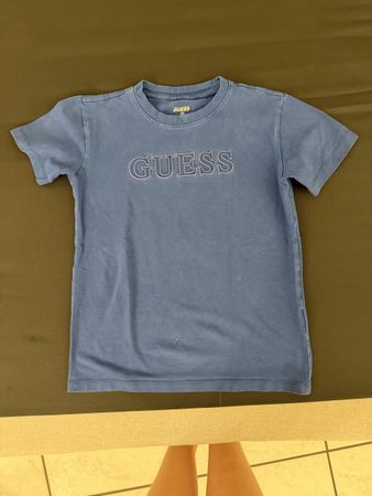 T-shirt GUESS bleu taille 149 bon état