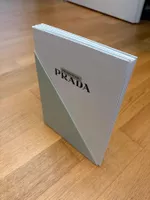 4 Prada Broschüren Set mit Dreiecksbox neuwertig