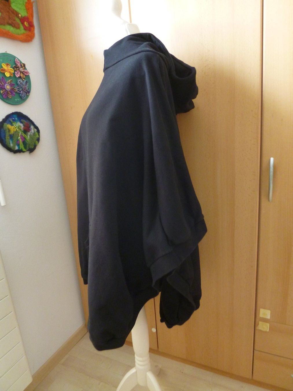 Altro in  Abbigliamento & Accessori: schwarzer onesize Kapuzen-Poncho /  Cape – Usato da Dättlikon venduto da Mamakuga 8
