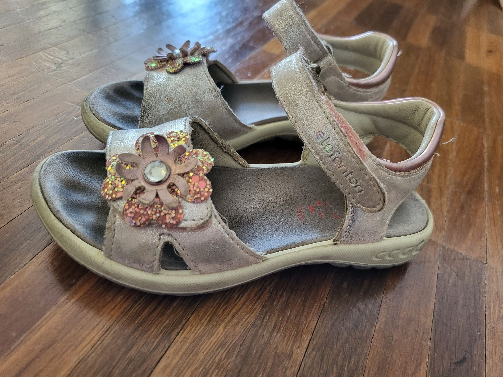Scarpe per ragazze: Kinderschuhe, Gr. 26/27, Mädchen – Usato da Basel venduto da Ywana 2