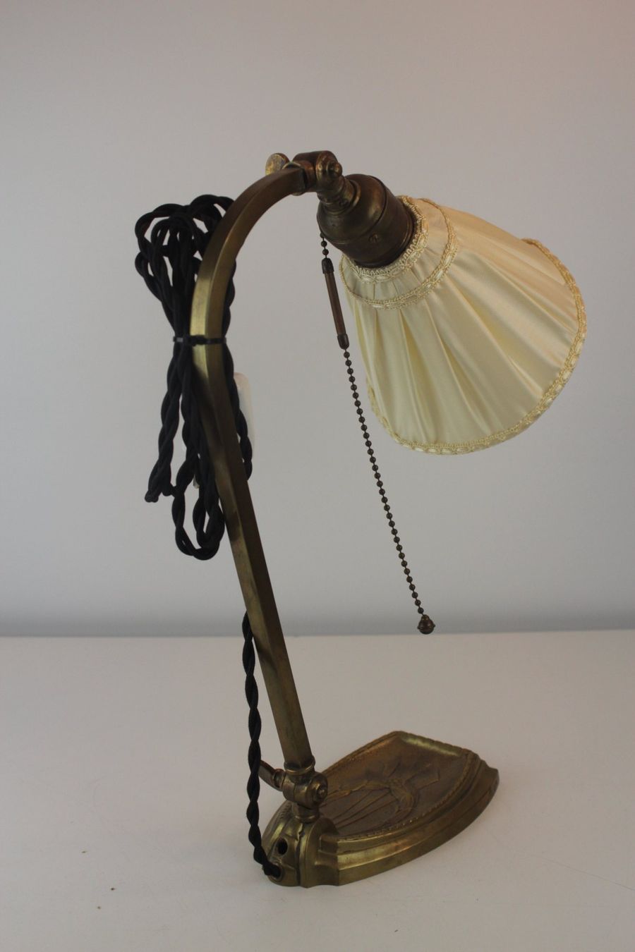Lampade: Vintage Schreibtischlampe Messing mit Stoffschirm – Usato da Basel venduto da IRMAundFRED 1