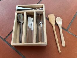 Metallbesteck in Holzaufbewahrung (Kinderspielzeug)