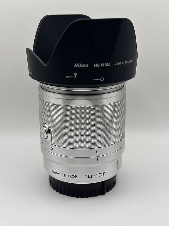 Nikon Obiettivi: Nikon 1 NIKKOR 10-100mm VR Silber – Usato da Merenschwand venduto da Sbj