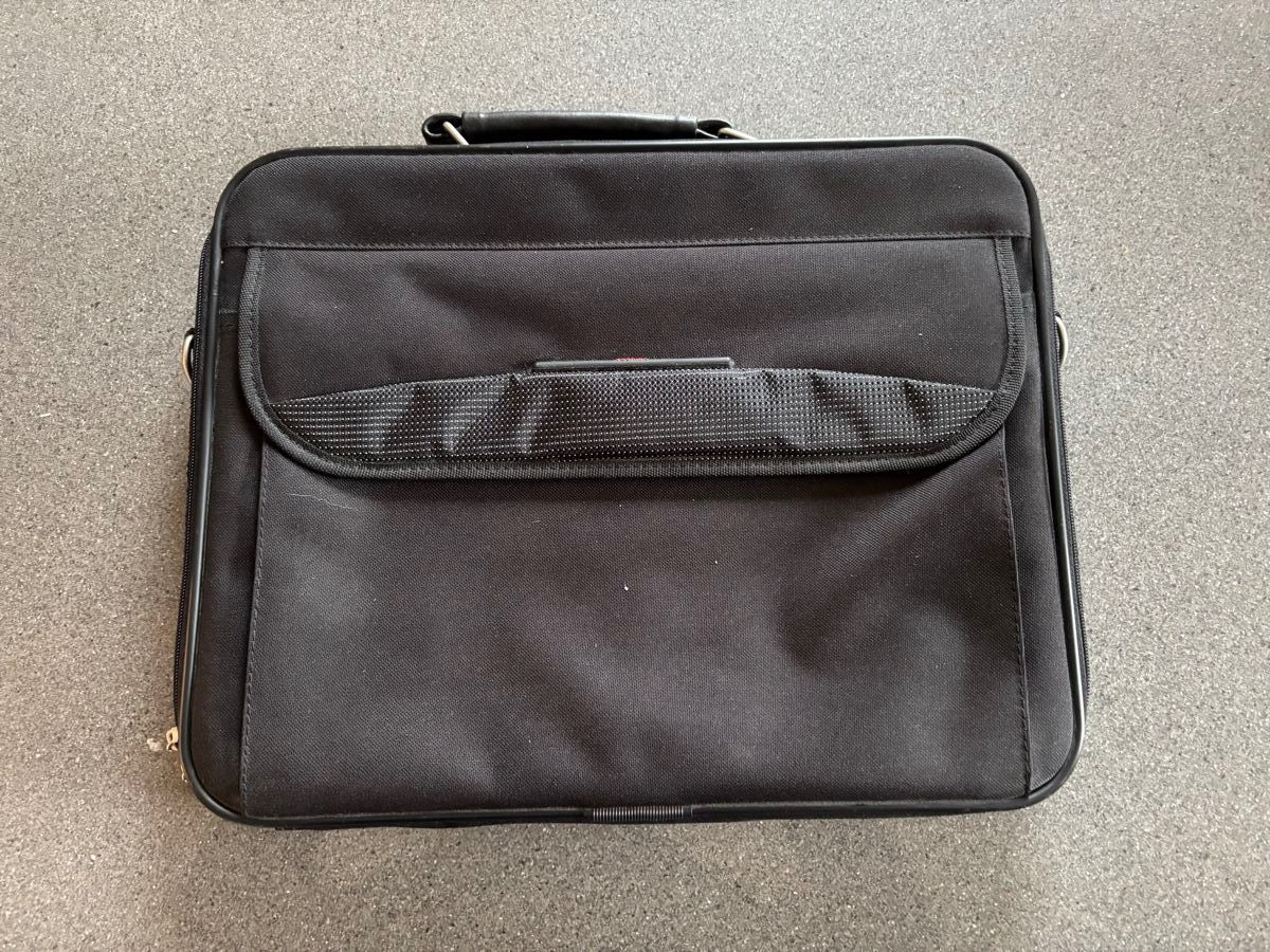 Taschen: Toshiba Computertasche, – Neu (gemäss Beschreibung) aus Oberdorf NW von flufra