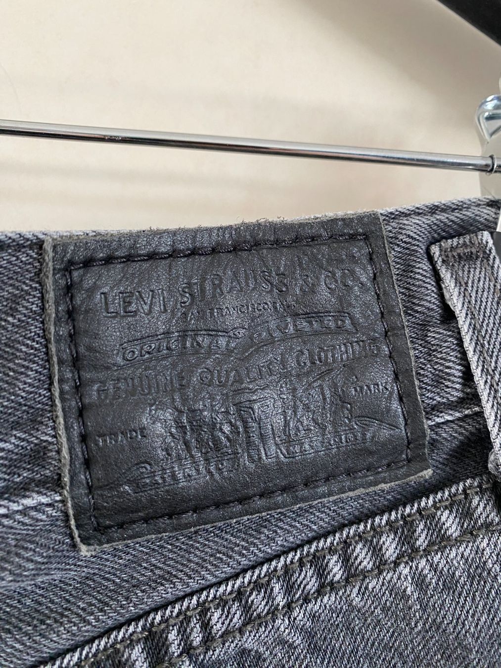 Levi's Jeans: Denim/jeans Shorts Levi's Schwarz – Usato da Zürich venduto da Pianodunst 4