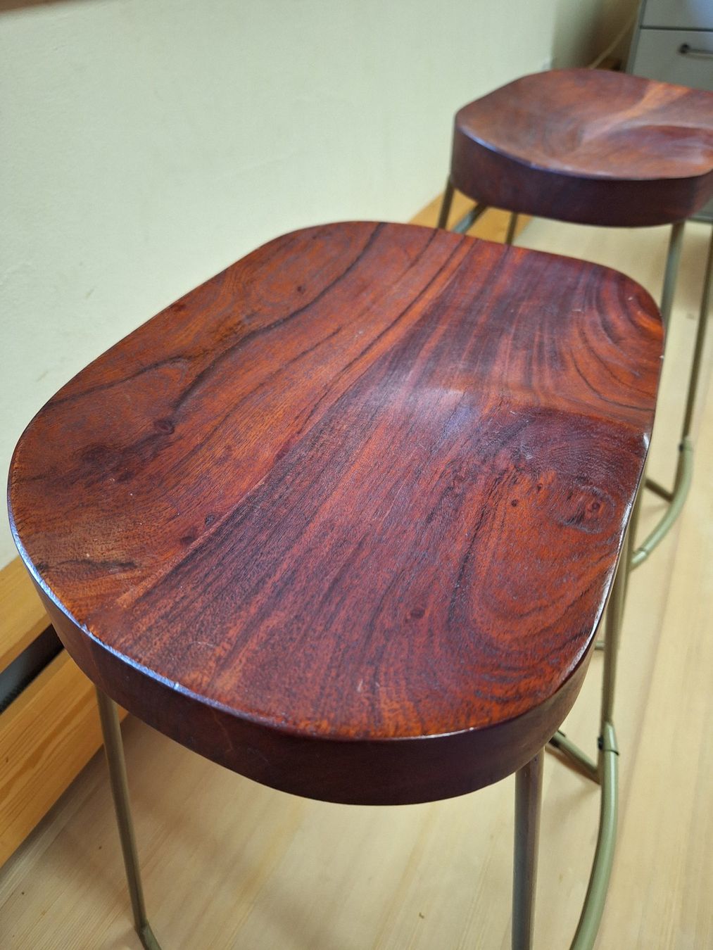 Sgabelli: Barhocker Mango-Holz Metall 2er Set Sitzhöhe ca. 62cm – Usato da Kaltbrunn venduto da pidi94 2